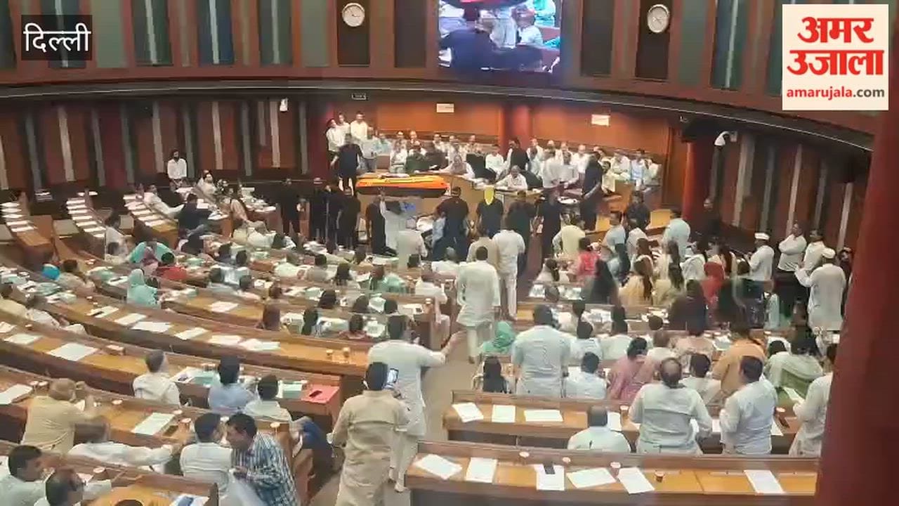 AAP councilors create an uproar in MCD House over the issue of waterlogging