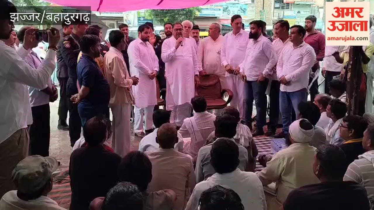 Abhay Chautala visits the protest site in Bahadurgarh; extends support to sanitation workers.
