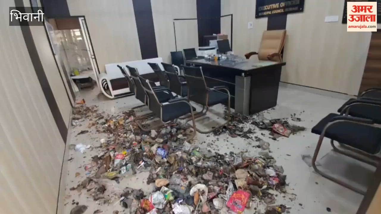 Bhiwani Municipal Council sanitation workers dumped garbage in the Chairperson's office.