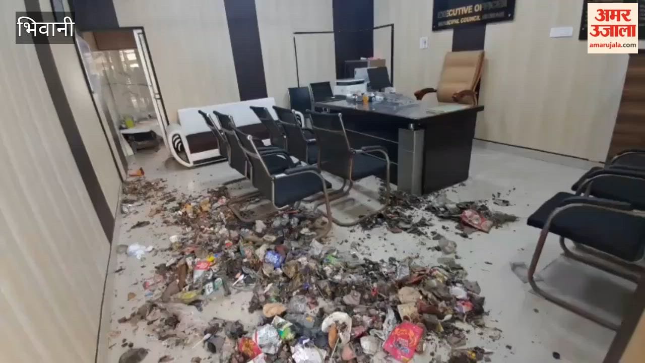 Bhiwani Municipal Council sanitation workers dumped garbage in the Chairperson's office.