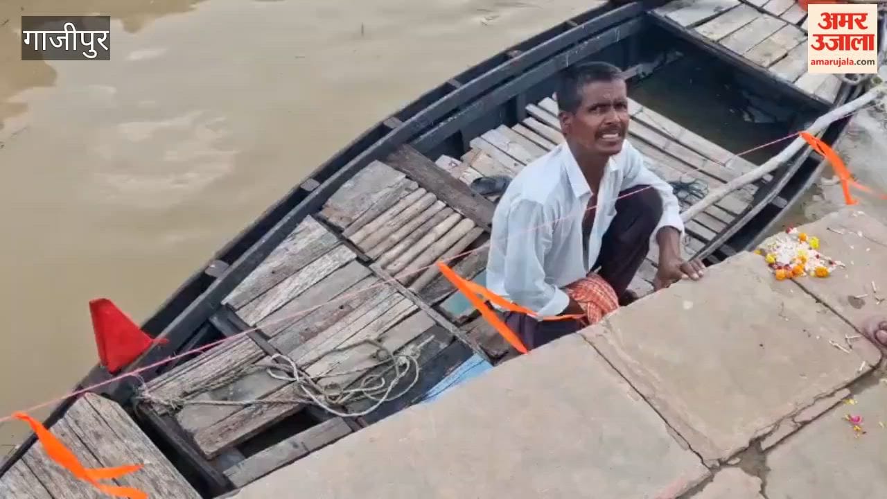 Only thin rope for safety Ganga ghat during Sawan