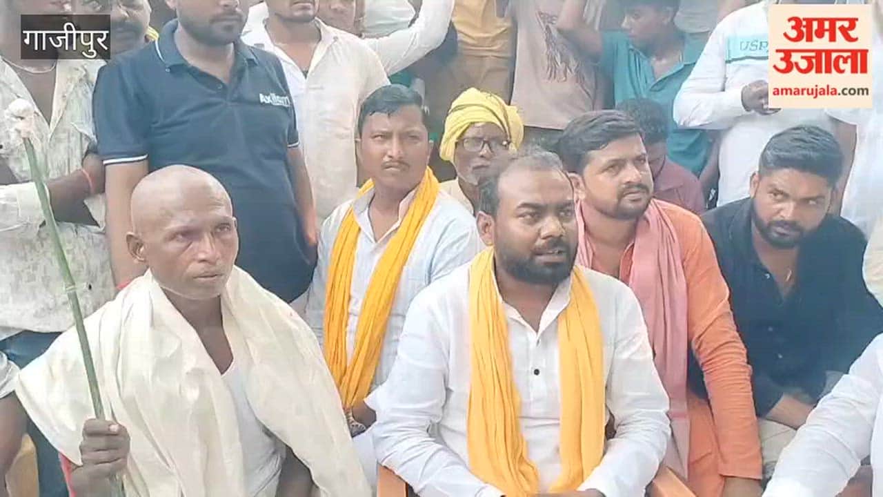 Party workers led by state president Subhaspa Youth Wing blocked road