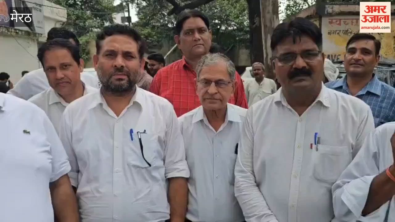 Meerut: Lawyers in Sardhana boycotted work in protest against the sending of a lawyer to jail.
