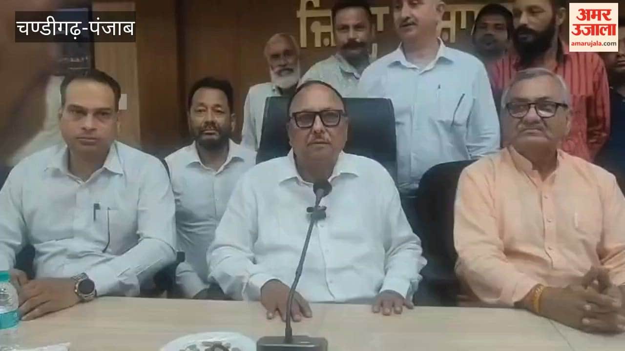 Anil Thakur, Vice Chairman of the Punjab State Traders Commission, arrived in Pathankot and held a review meeting.