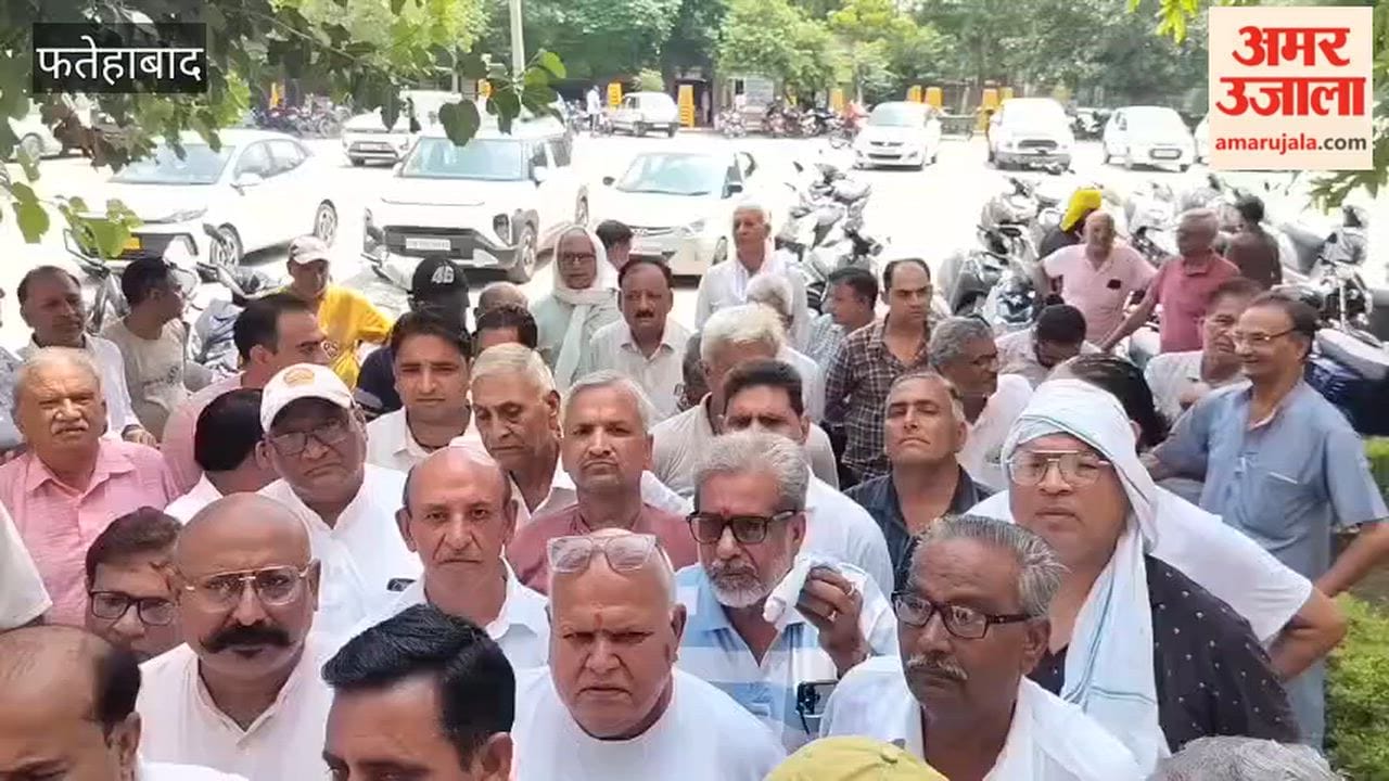 Traders in Tohana, Fatehabad, protest over sanitation conditions; submit memorandum addressed to the CM.
