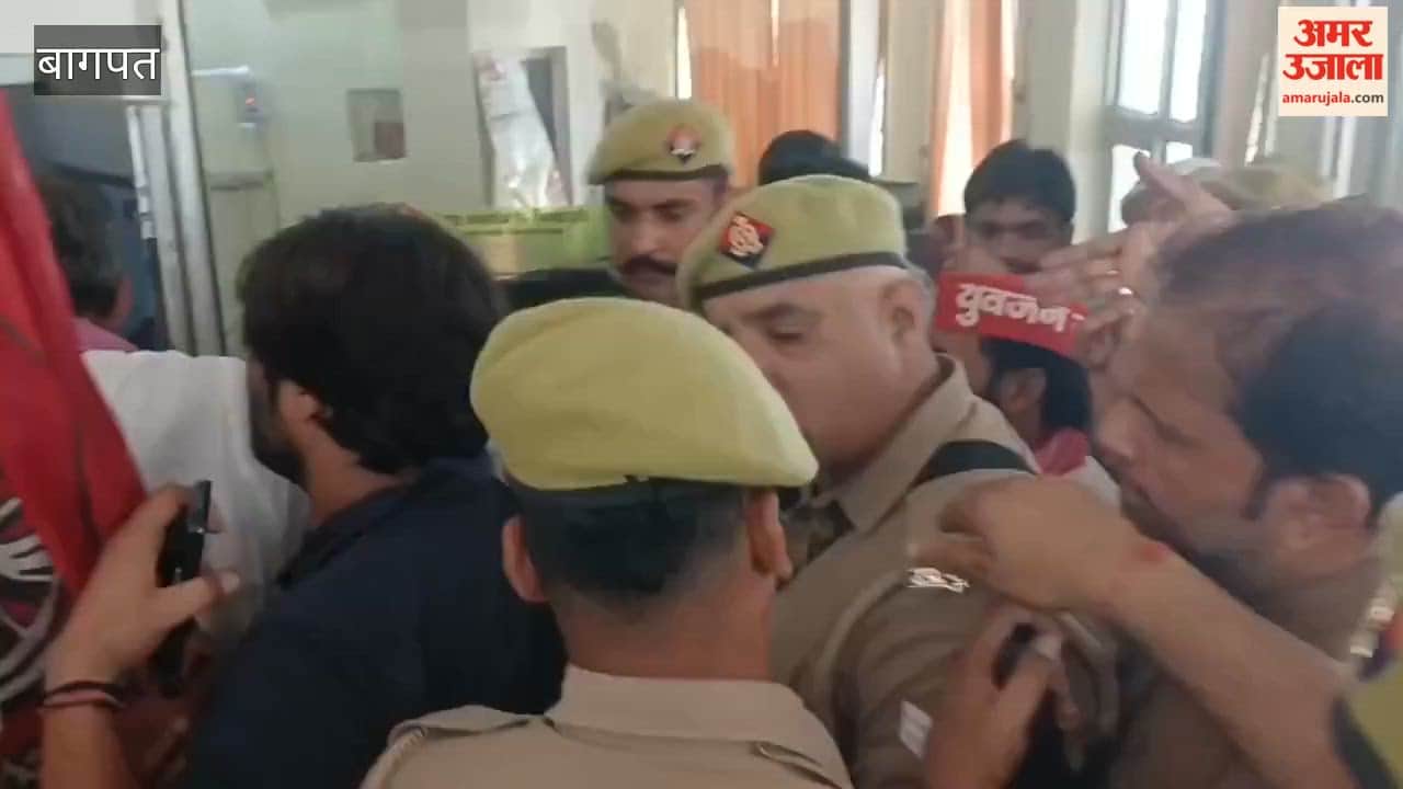 Baghpat: SP Workers Protest Objectionable Remarks Against Akhilesh Yadav, Clash of Words with Police
