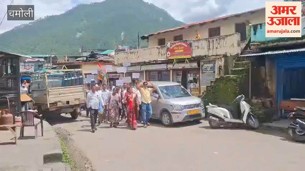 Congress protests in Dewal against corruption and the misappropriation of donations Chamoli