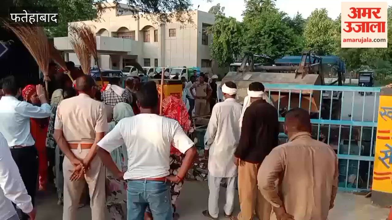 Administration and sanitation workers at loggerheads over the operation of door-to-door garbage collection vehicles in Ratia.