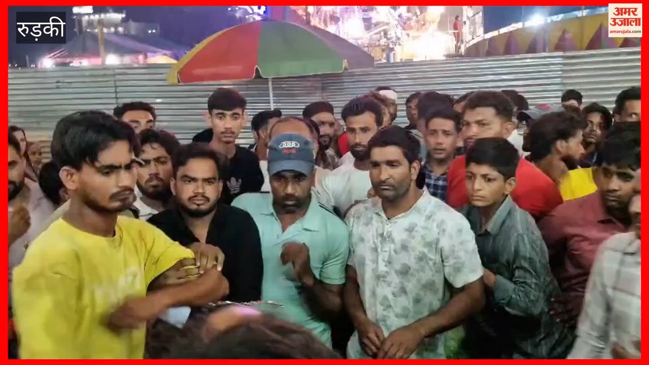 Dispute between police and an operator over removing a pushcart at the Urs fair; lathis used on the crowd.