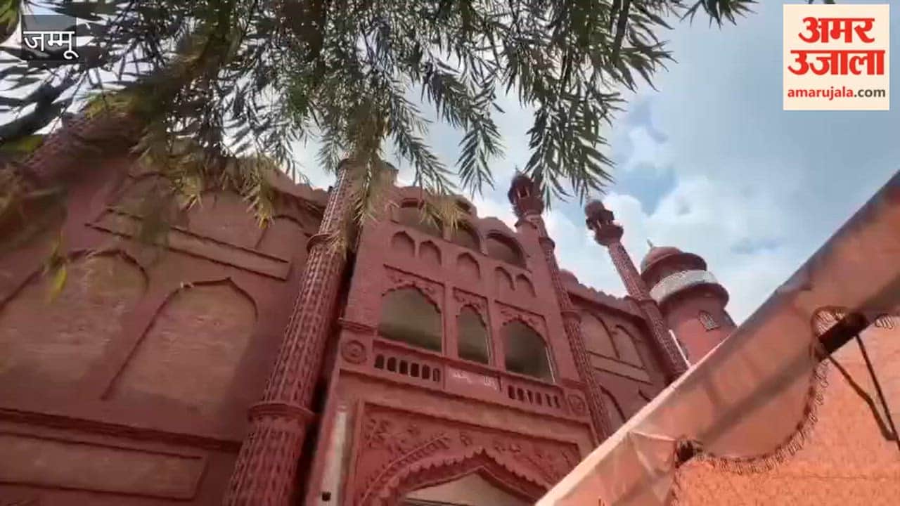 A program was organized at the Jamia Masjid Eidgah in Adarsh Colony on the occasion of Milad-un-Nabi, with a large number of people participating