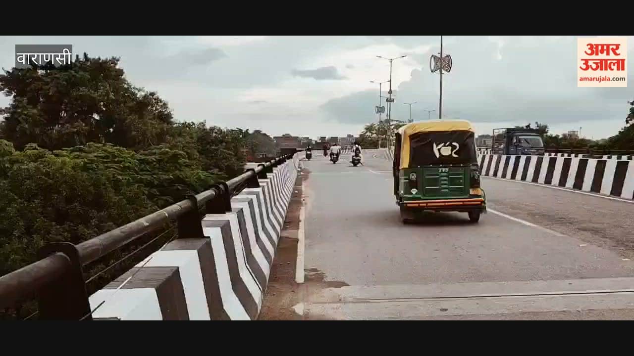 Vehicles driving on wrong side Lahartara Bridge increased risk of accidents
