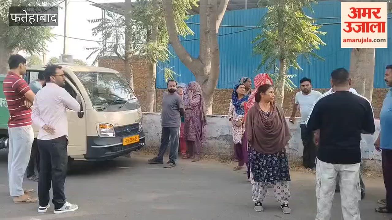 Municipal Council Secretary in Fatehabad steps out personally to collect garbage; striking employees create a ruckus.