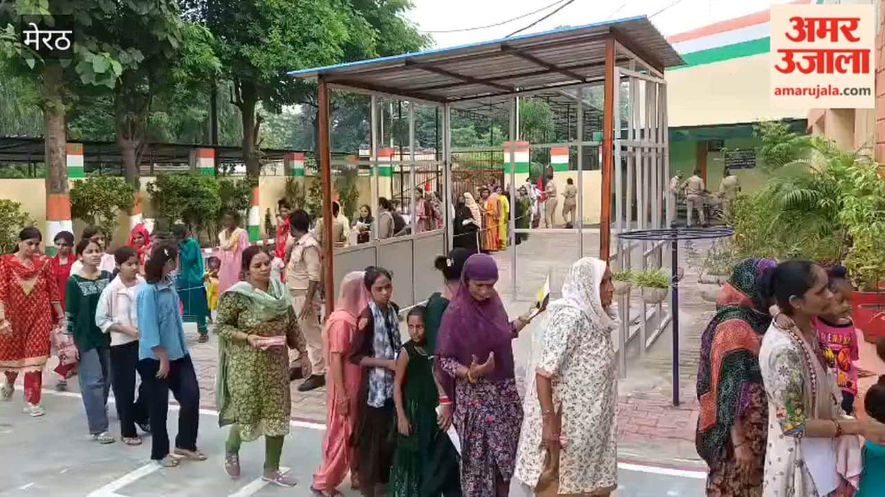 Meerut: Sisters arrive at the district jail to tie Rakhis to their brothers; queues form early in the morning.