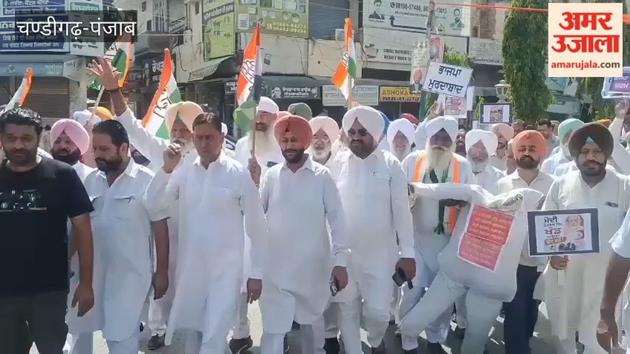 Congress burned an effigy of the central government in Faridkot over inflation.