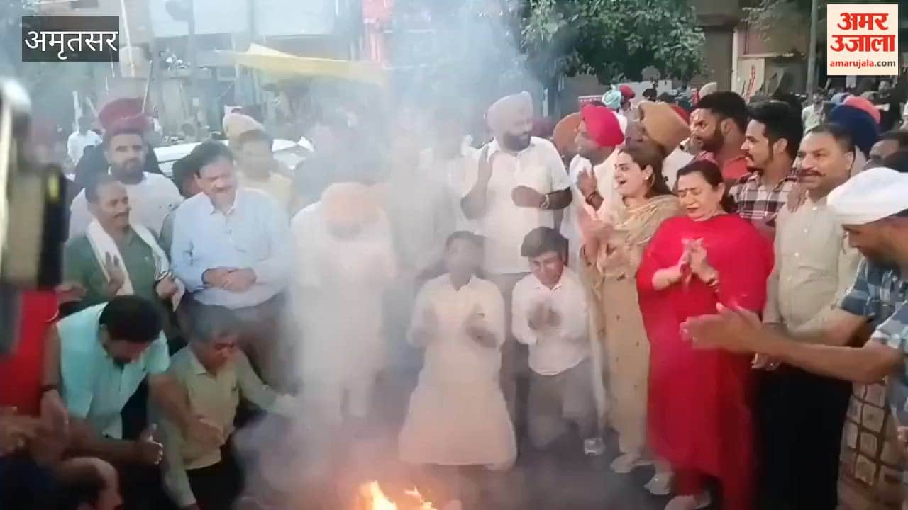 Congress protests against inflation in Amritsar; burns effigy of the Central Government.
