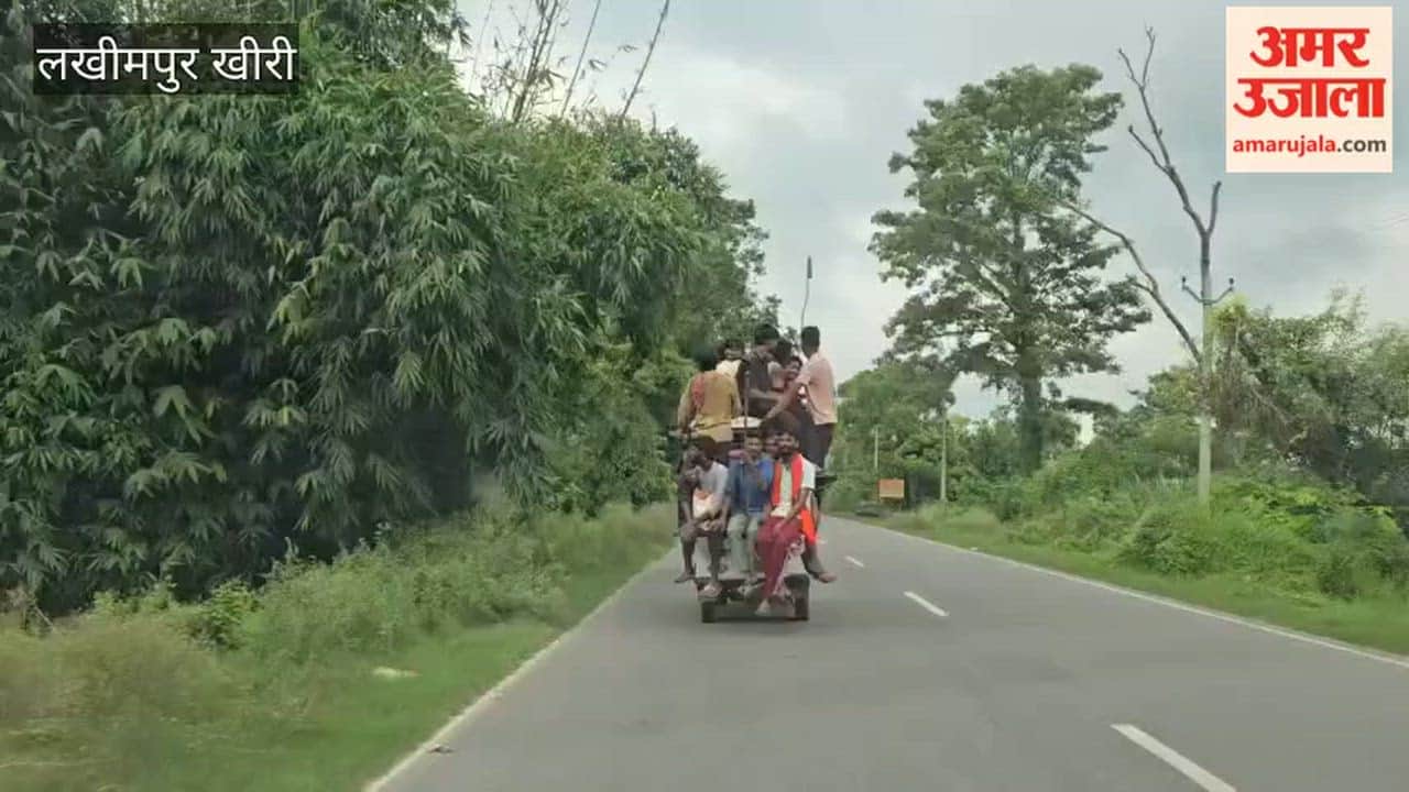 E-rickshaw turned into a mini-bus carried 24 passengers instead of four