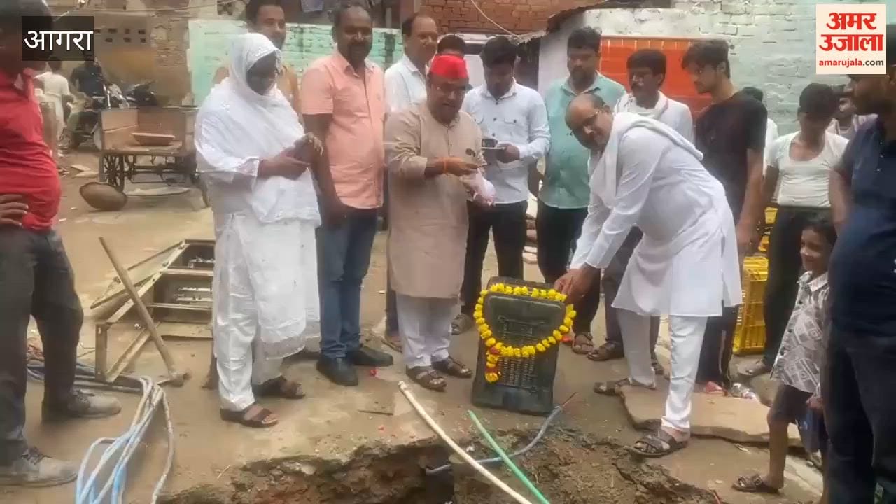 Agra Pothole Puja: SP Targets Nagar Nigam Over Poor Roads