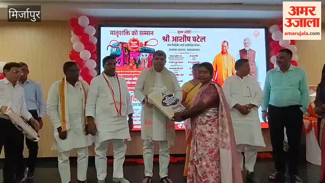500 women received sarees and packets of sweets in mirzapur