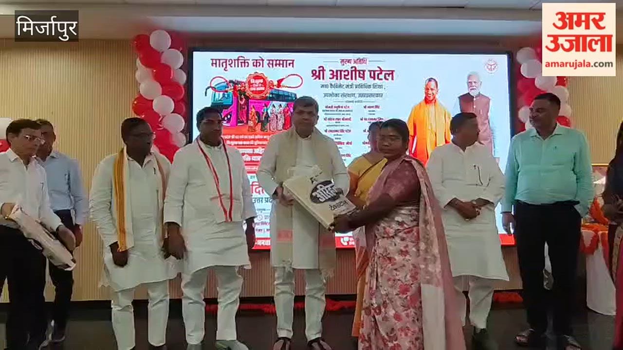 500 women received sarees and packets of sweets in mirzapur