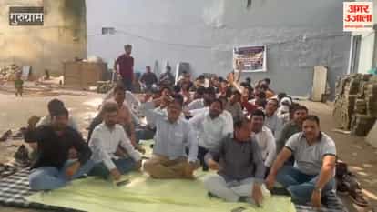 Patwaris and Kanungos continue their protest against the flaws in the Revenue Department's new portal.