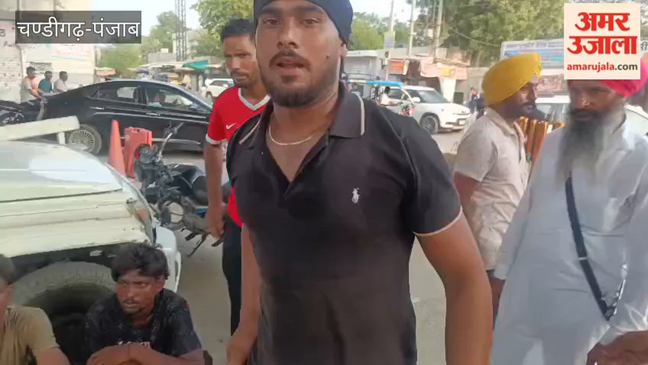 Two youths were caught running away after snatching a mobile phone in Nanaksar, one of their companions escaped.