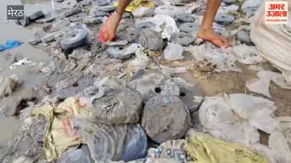 Pile of gym plates on the roadside, people took them away in sacks as soon as the video went viral, where did they come from?