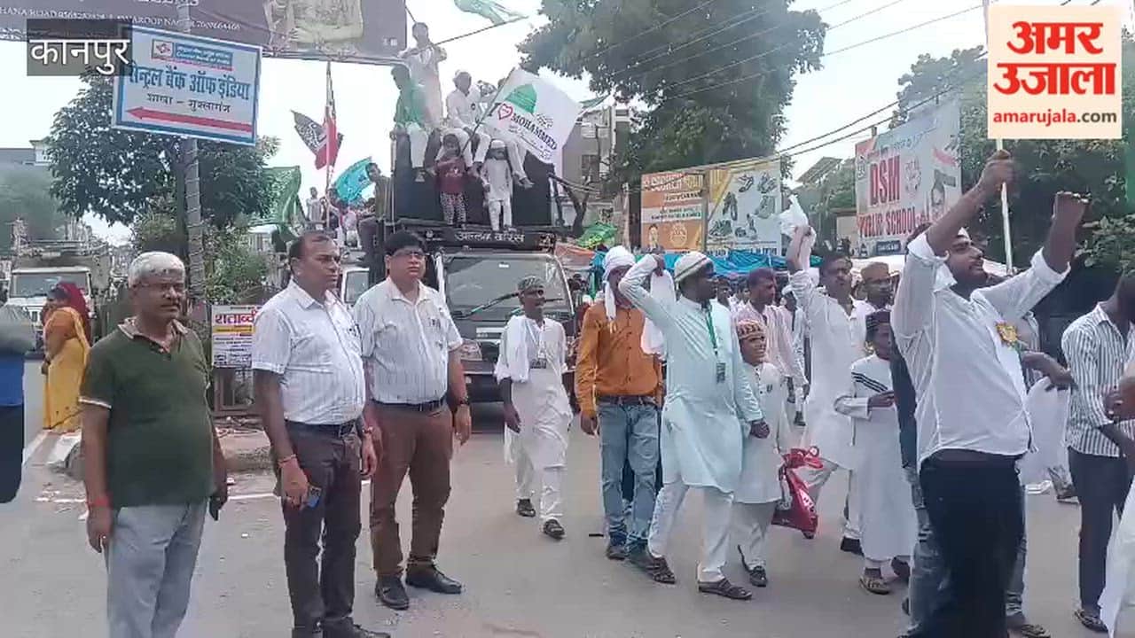 Shuklaganj: 'Juloos-e-Mohammadi' Welcomed with Flower Showers at Various Points