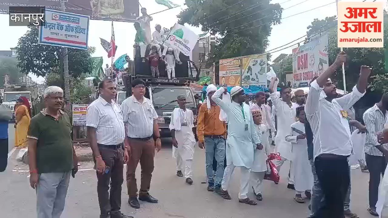 Shuklaganj: 'Juloos-e-Mohammadi' Welcomed with Flower Showers at Various Points