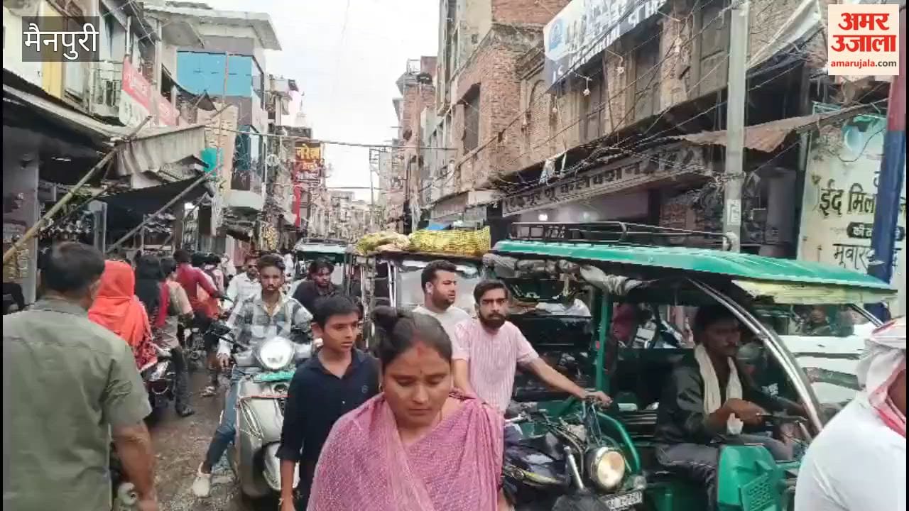 massive traffic jam has formed in Sadar Bazaar in Mainpuri
