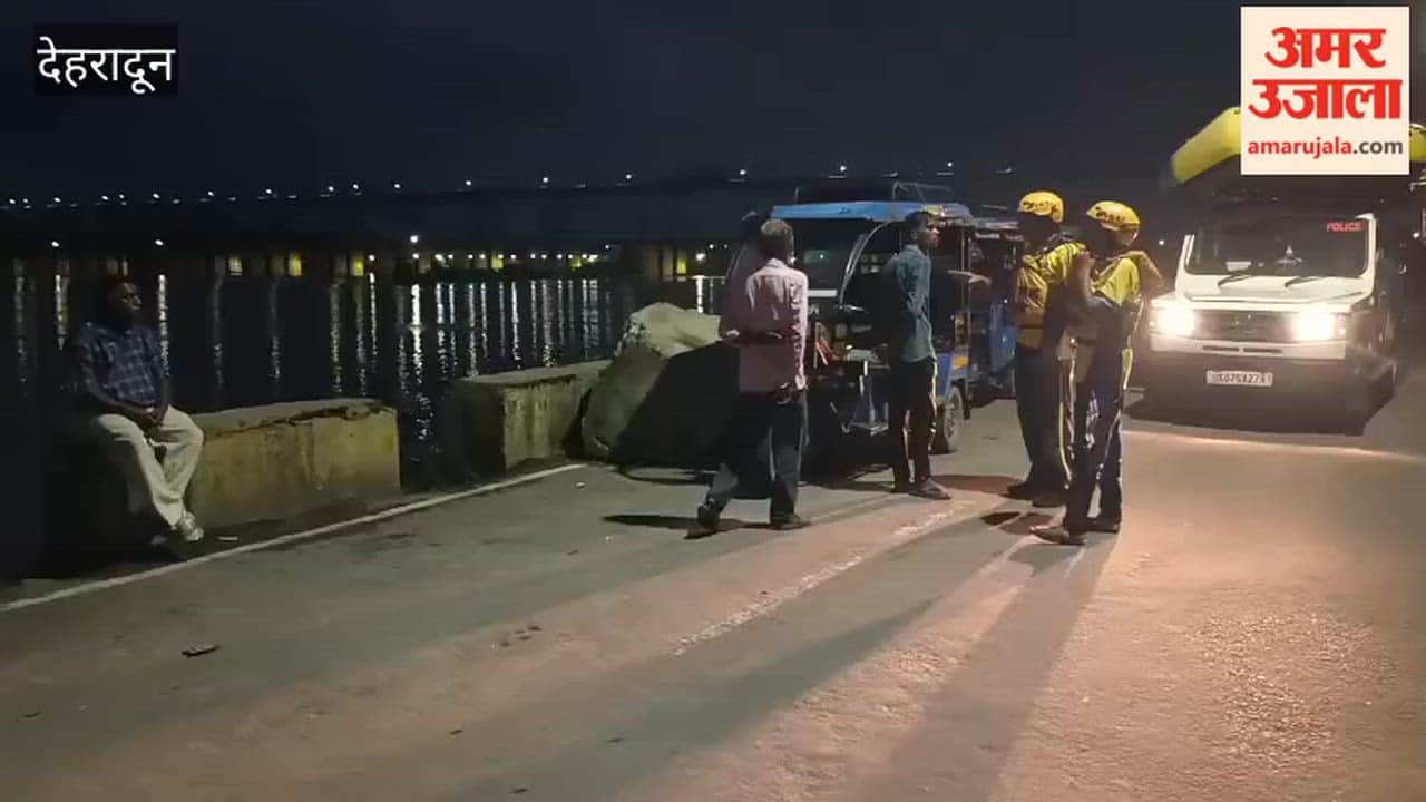 Uttarakhand on high alert following the disaster in Nepal; surveillance stepped up at Sharda Barrage and river ghats