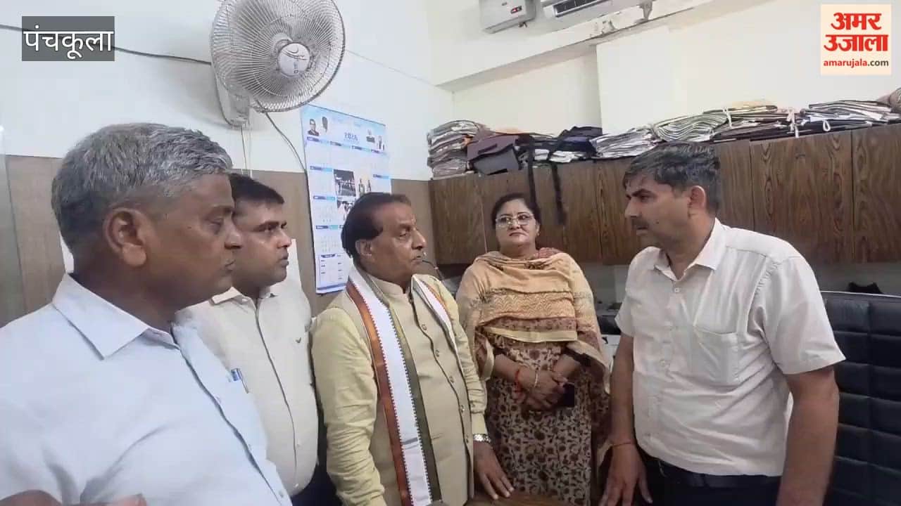 Panchkula Mayor Shyam Lal Bansal conducted a surprise inspection of the municipal corporation office.