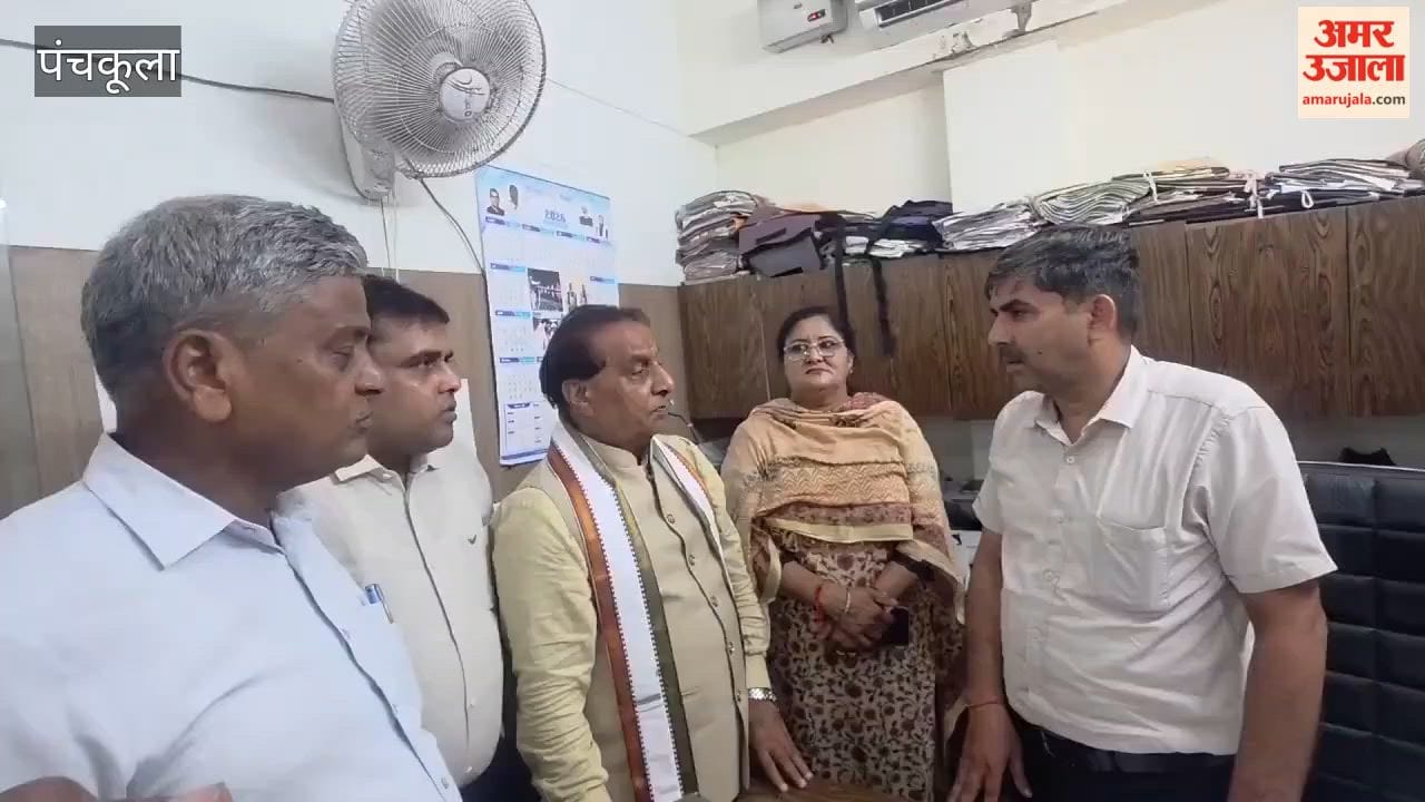 Panchkula Mayor Shyam Lal Bansal conducted a surprise inspection of the municipal corporation office.