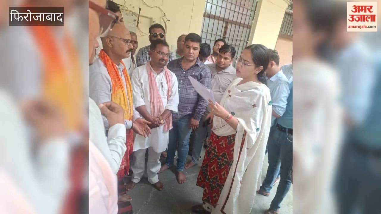 The Lokhit Sangharsh Samiti staged a protest over the corruption prevailing in the Tundla Municipality and the filth in the city.