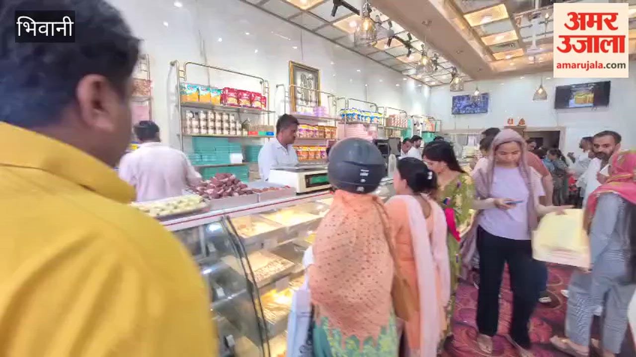 Markets in Bhiwani bustle on Raksha Bandhan; crowds gather at stalls to buy rakhis for brothers.