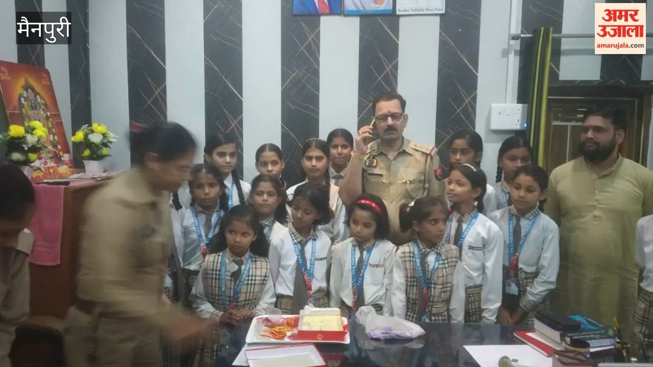 Schoolgirls tied rakhis on the wrists of Station House Officer Shatrunjay Kumar Singh and the police constables present at the police station.