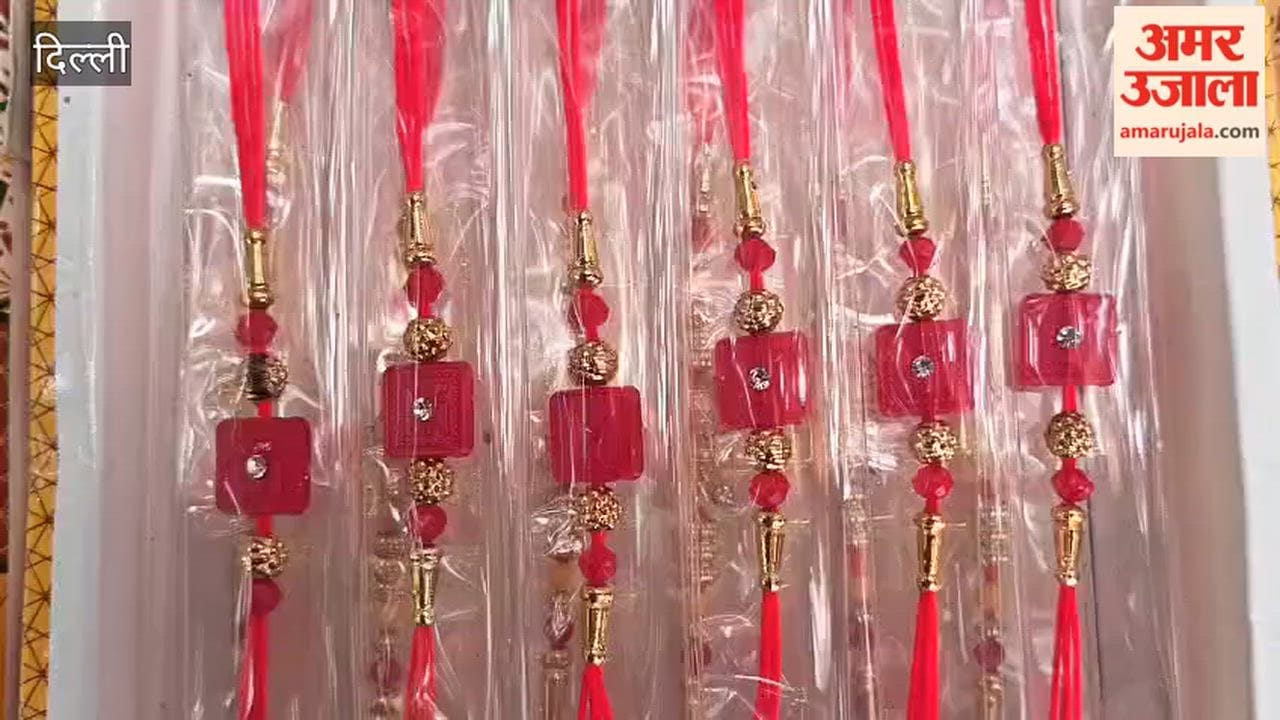 Young women arrived at Sarojini Nagar Market to buy Rakhis
