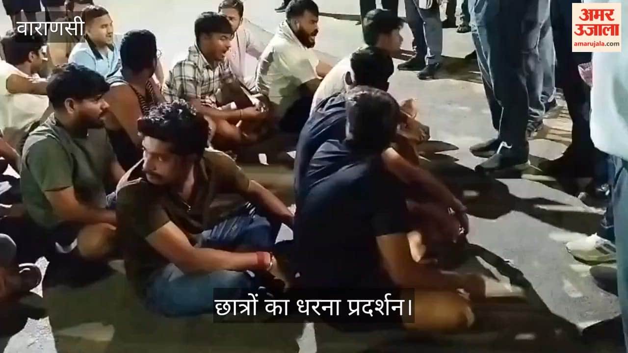 Students stage sit-in protest outside Vice-Chancellor residence at BHU
