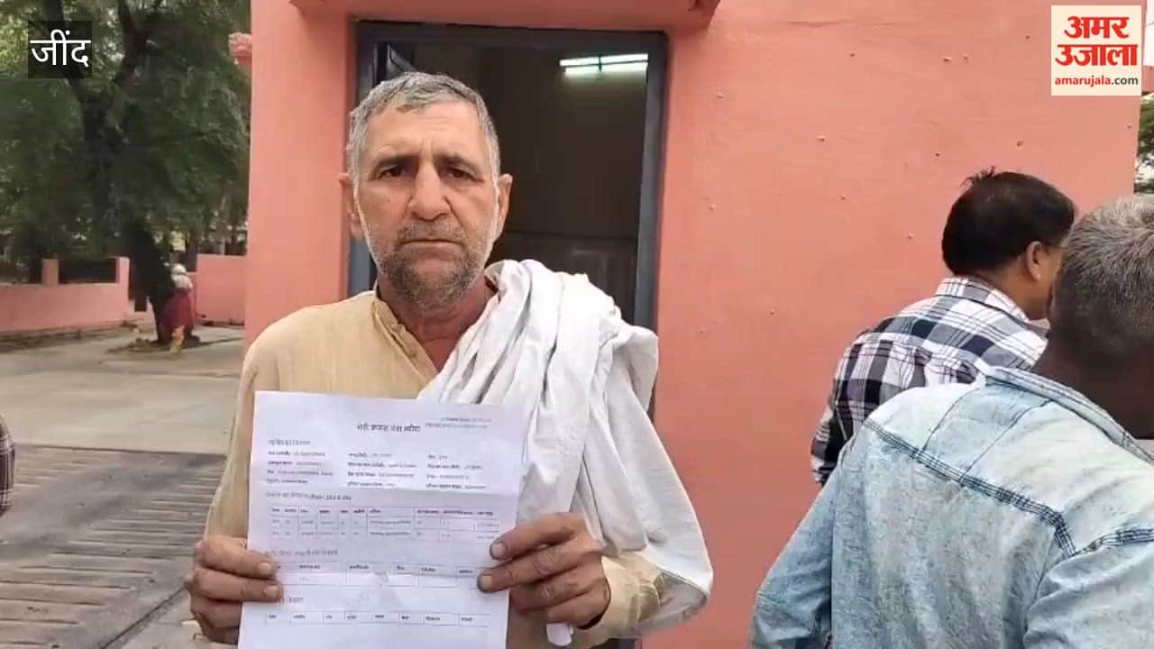 Due to rain, a line of tractor trolleys formed at the market gate.