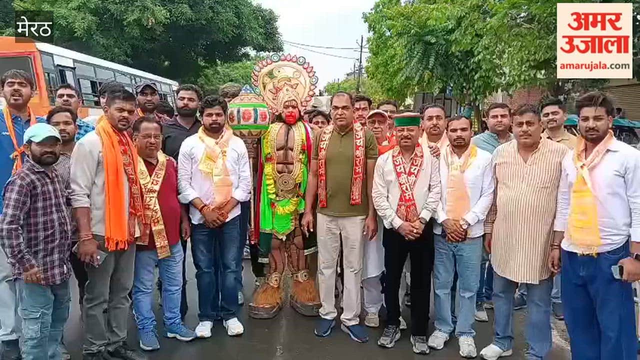 A grand procession set out from Mawana on the occasion of Hanuman Janmotsav.