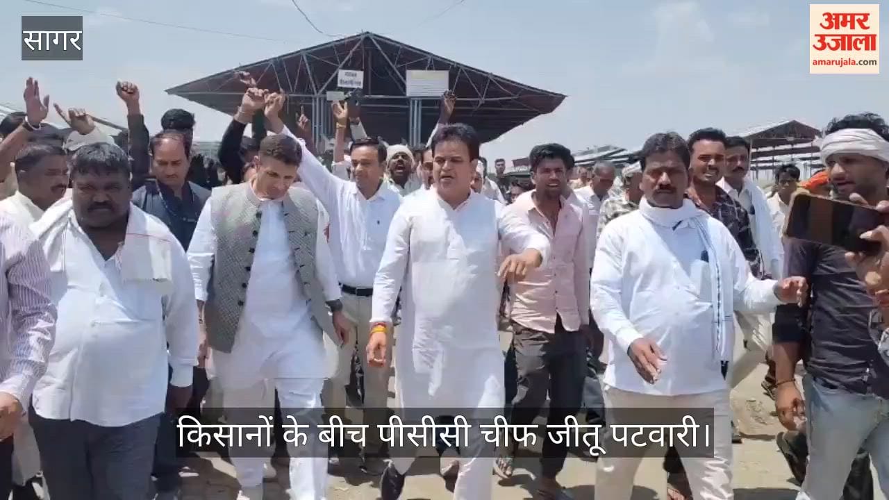 Farmers blocked the road in Sagar due to non-purchase of wheat, PCC Chief Jitu Patwari reached the spot