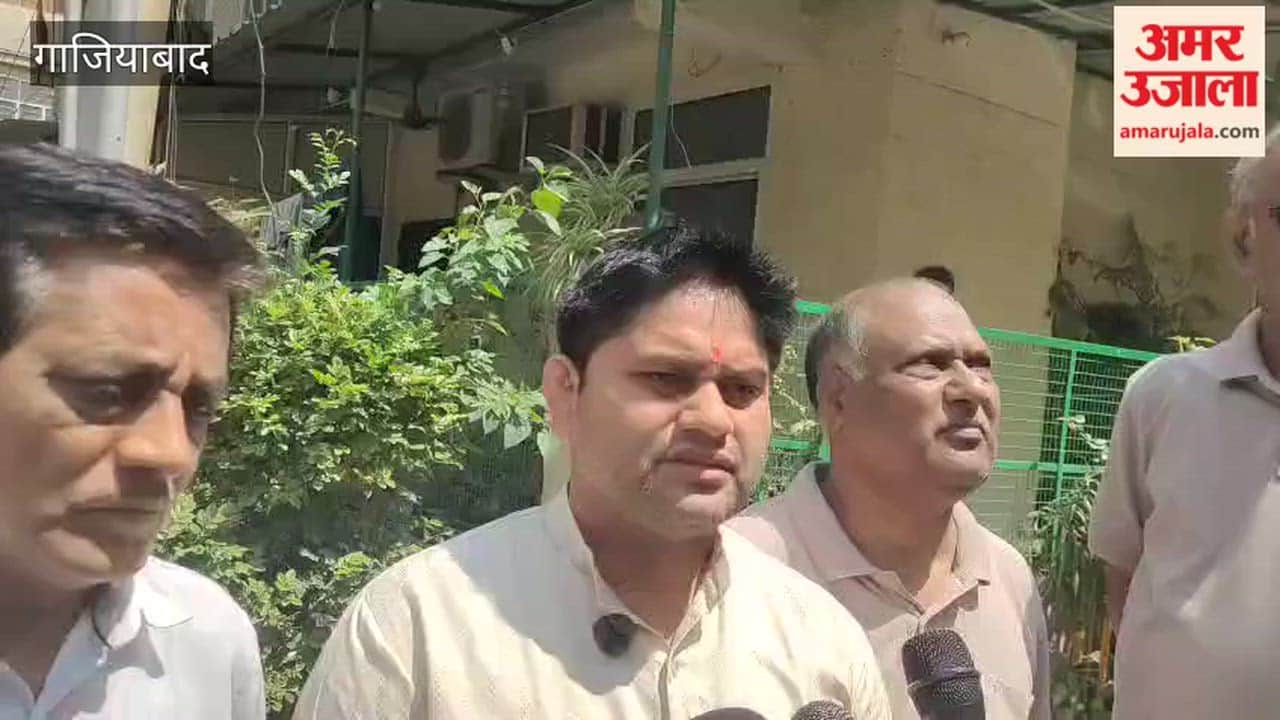 Councilor Anuj Tyagi giving information after the death of Harshit resident of Indirapuram