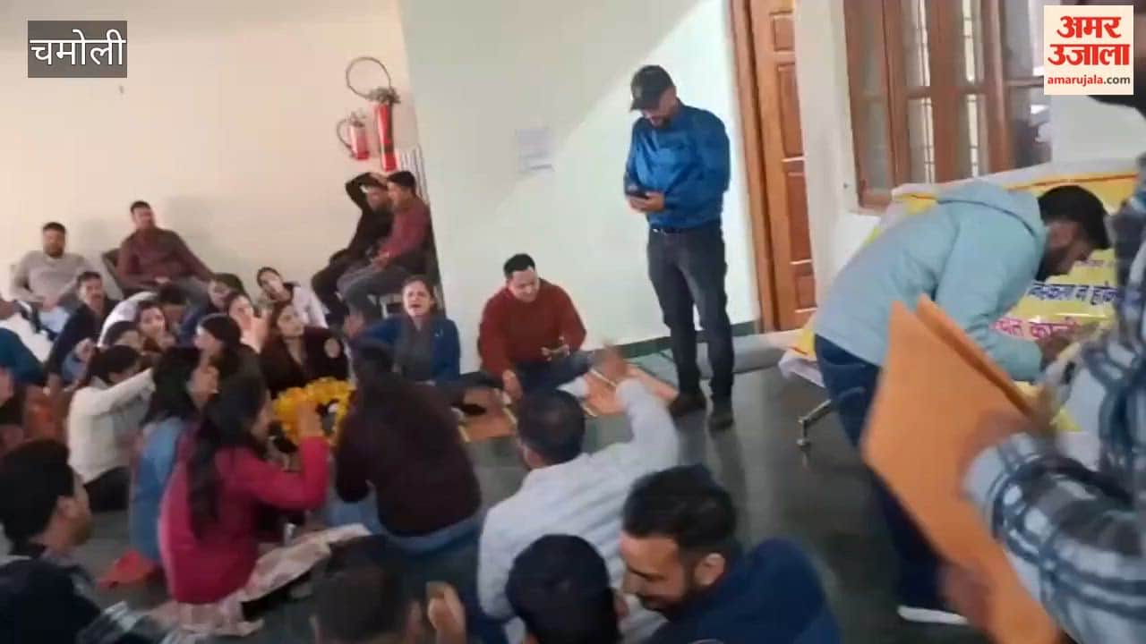 Chamoli: Diploma Engineers' Federation Stages Protest at Dewal Office