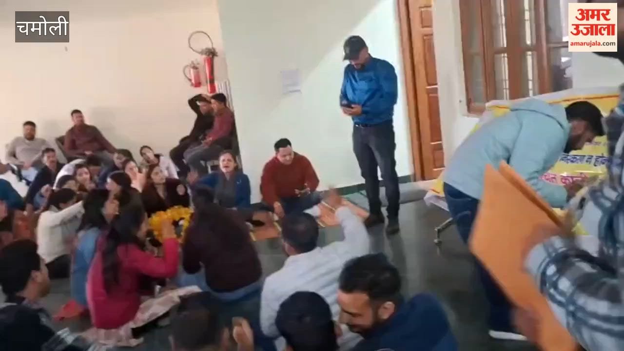 Chamoli: Diploma Engineers' Federation Stages Protest at Dewal Office