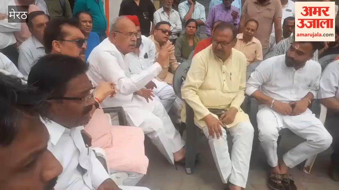 Meerut: Traders were seen making strategies throughout the day in the Central Market.