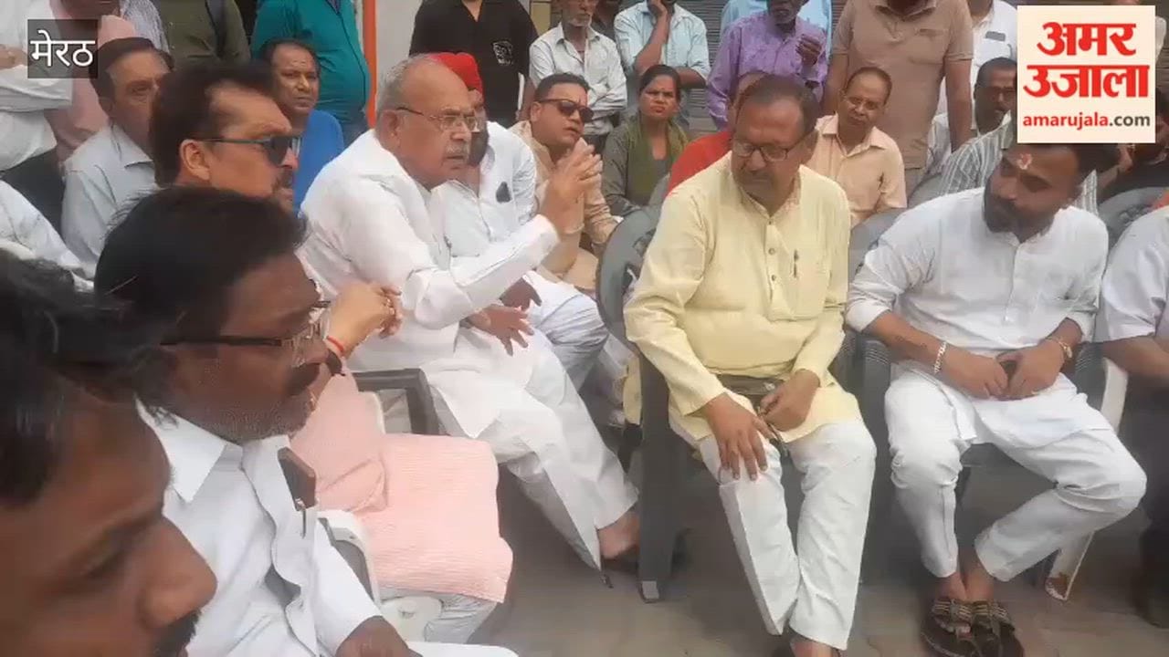 Meerut: Traders were seen making strategies throughout the day in the Central Market.