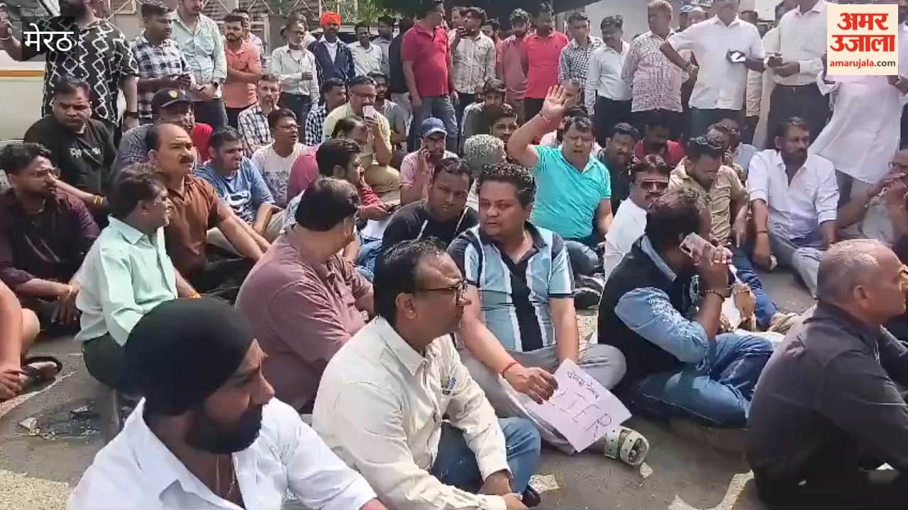Meerut: Traders stage sit-in on road in protest against action taken in Central Market; police attempting to persuade them