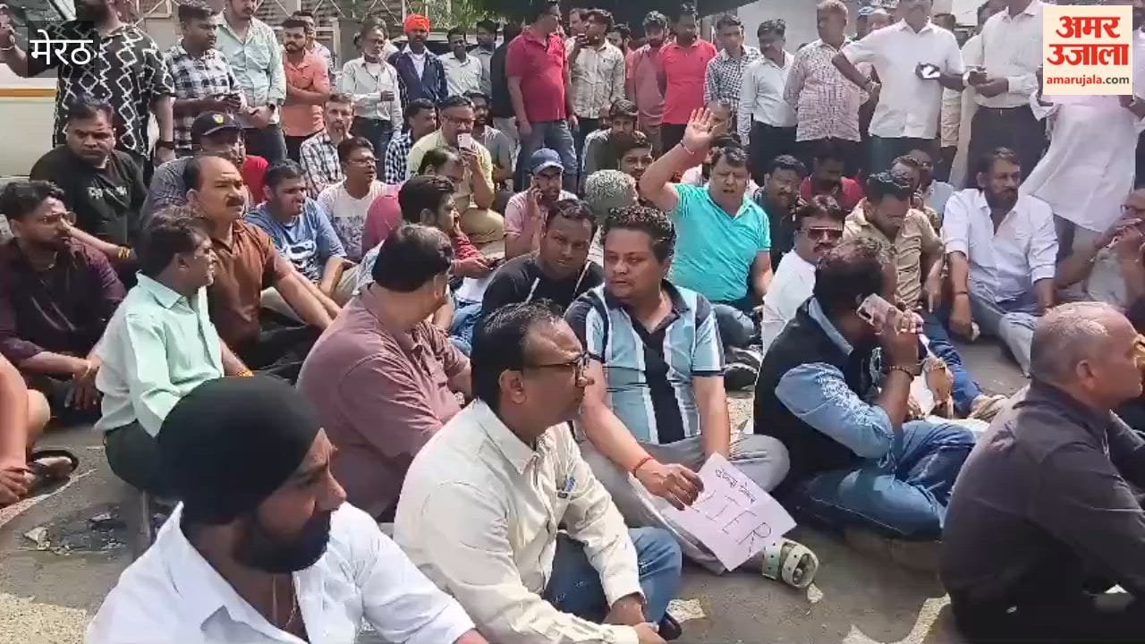 Meerut: Traders stage sit-in on road in protest against action taken in Central Market; police attempting to persuade them
