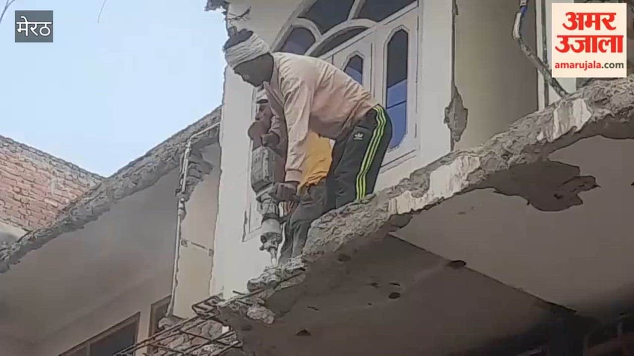 Meerut: Ahead of the sealing drive in the Central Market, traders are voluntarily demolishing their shops; hammers have been at work since early morning
