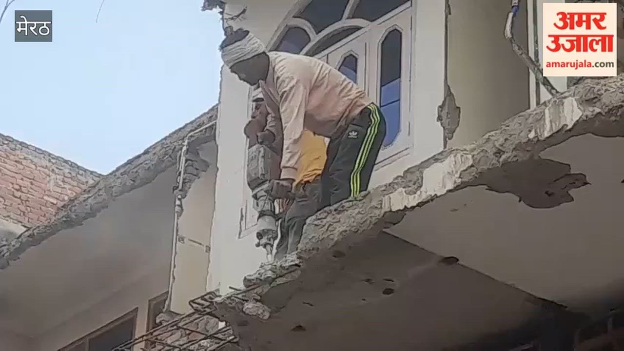 Meerut: Ahead of the sealing drive in the Central Market, traders are voluntarily demolishing their shops; hammers have been at work since early morning