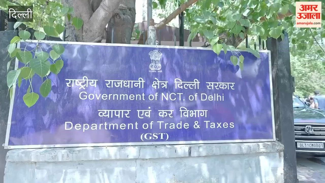 Chief Minister Rekha Gupta arrived at the State GST office to conduct a surprise inspection